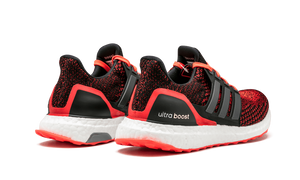UltraBOOST m CRED/CWHITE